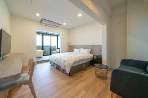 Una cama o camas en una habitación de Tnap 知築包棟ktv電梯民宿 全新落成 8-36人