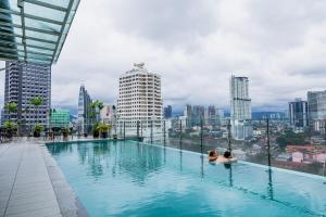 吉隆坡WP酒店 的以城市天际线为背景的游泳池