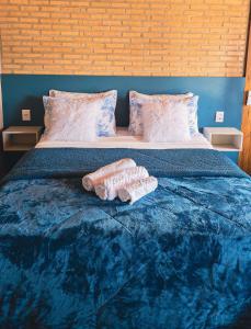 Una cama con dos toallas encima. en Chales Vidal, en Venda Nova do Imigrante