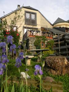 L'Arcouli في Sers: منزل أمامه زهور أرجوانية