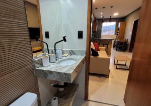 Ένα μπάνιο στο Apartamento aconchegante em Mariana