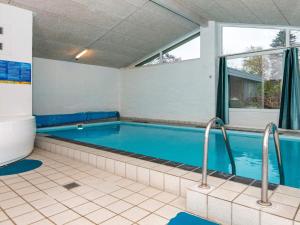 duży basen w pokoju z oknem w obiekcie 8 person holiday home in Knebel w mieście Knebel