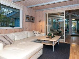 ein Wohnzimmer mit einer weißen Couch und einem Tisch in der Unterkunft 8 person holiday home in Knebel in Knebel + 18 Fotos