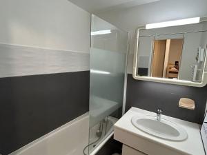 Koupelna v ubytování Studio cosy pour 5 personnes au pied des pistes à Super Besse - FR-1-814-3 + 20 fotografií