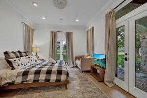 une chambre avec un lit et une télévision dans l'établissement Luxurious Watershaus Ranch - Pool and Hot Tub, Fireplaces, Stunning Views!, à Morris Ranch 54 autres photos