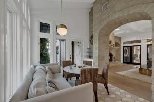 un salon avec un canapé, une table et des chaises dans l'établissement Luxurious Watershaus Ranch - Pool and Hot Tub, Fireplaces, Stunning Views!, à Morris Ranch