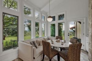 un salon avec un canapé et une table avec des chaises dans l'établissement Luxurious Watershaus Ranch - Pool and Hot Tub, Fireplaces, Stunning Views!, à Morris Ranch