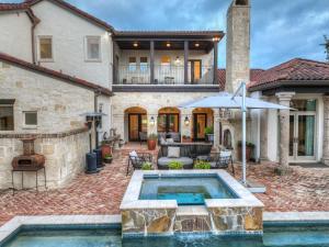 une cour arrière avec une piscine et une maison dans l'établissement Luxurious Watershaus Ranch - Pool and Hot Tub, Fireplaces, Stunning Views!, à Morris Ranch