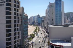 Blick auf eine Stadt mit Strand und Gebäuden in der Unterkunft The Moor Pool Villa in Millak-tong