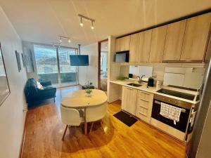 サンティアゴにあるModerno depto a pasos de Stadio Italianoの小さなテーブル付きのキッチン、テーブル席付きのキッチンが備わります。