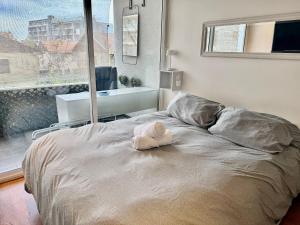 サンティアゴにあるModerno depto a pasos de Stadio Italianoのタオルが敷かれたベッドのある寝室 +26枚の写真