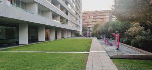 サンティアゴにあるModerno depto a pasos de Stadio Italianoの草の庭のある建物の空中庭