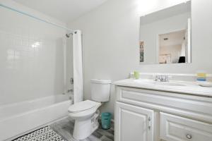 アーリントンにあるHouse in Arlington 5 Min to DCのトイレと洗面台を備えた白いバスルーム +16枚の写真