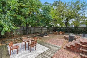 アーリントンにあるHouse in Arlington 5 Min to DCのパティオ(テーブル、椅子、暖炉付)