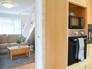 Una sala de estar con un sofá y un microondas. en Filey Central Two - Uk42903, en Filey 12 fotos más