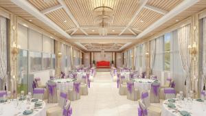 un salón de banquetes con mesas blancas y sillas moradas en Nirala Guest House - Full Villa, en Lucknow