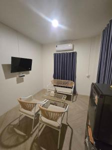 Zimmer mit Stühlen, einem Tisch und einem TV in der Unterkunft Chababarn Resort & Pool villa in Ban Nong Bua Noi + 39 Fotos