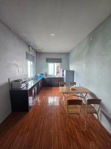 eine Küche mit Tisch und Stühlen in einem Zimmer in der Unterkunft Chababarn Resort & Pool villa in Ban Nong Bua Noi