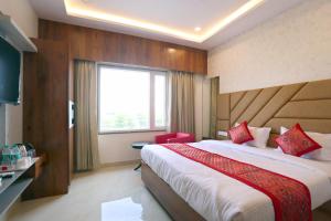 Giường trong phòng chung tại Luxury stay by Pride Dabok - near Udaipur Airport