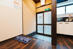 大阪市にあるkinyo inn 1 103の部屋の床に並べられた青いビーチサンダル