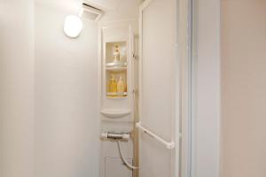 大阪市にあるkinyo inn 1 103のシャワー、洗面台、トイレ付きのバスルーム