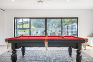 Biliár nebo kulečník v ubytování Coastal Luxe - Heated Pool, Tennis, Sauna, Acreage