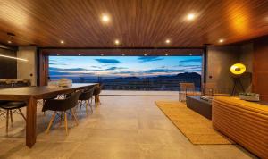 comedor con ventana grande con vistas en The Box by Fieldtrip - Architectural Villa w Pool Spa, en Joshua Tree