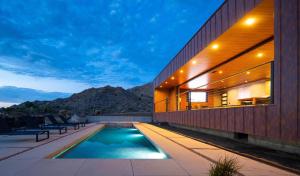 una casa con piscina al lado de un edificio en The Box by Fieldtrip - Architectural Villa w Pool Spa, en Joshua Tree