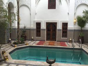 Bazén v ubytování Riad & Spa Esprit Du Maroc nebo v jeho okolí