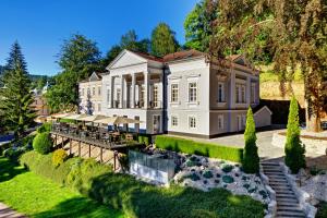 uma vista aérea de uma casa grande com árvores em Gourmet Hotel Villa Patriot em Mariánské Lázně