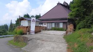 Ogawaiorimokkou的路边有标志的房子