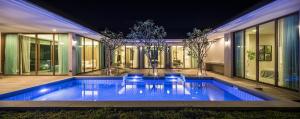 basen w środku domu w nocy w obiekcie Luxurious 3-Bedroom Private Pool Villa in Nature w mieście Hua Hin