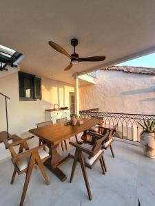 アイワルクにあるCourtyard Home w Lesvos Island Viewのパティオにある木製のテーブルと椅子