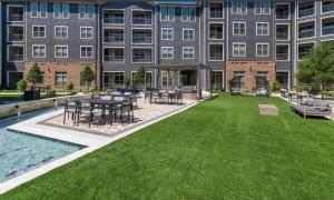 ein Innenhof mit Tischen und Stühlen vor einem Gebäude in der Unterkunft Zen Clone Lab in Frisco