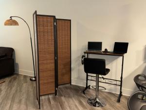 ein Zimmer mit einem Schreibtisch und einem Tisch mit zwei Laptops in der Unterkunft Zen Clone Lab in Frisco + 19 Fotos