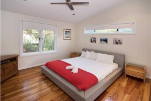 Ένα ή περισσότερα κρεβάτια σε δωμάτιο στο Casa Lagoona - A Lush Family Haven by the Beach