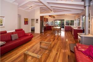 Χώρος καθιστικού στο Casa Lagoona - A Lush Family Haven by the Beach