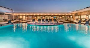 ein Swimmingpool mit Stühlen in einem Gebäude in der Unterkunft Zen Clone Lab in Frisco