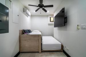 Μια τηλεόραση ή/και κέντρο ψυχαγωγίας στο Studio Ronda 18 - At Las Catalinas