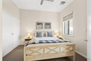 ein Schlafzimmer mit einem großen Bett in einem weißen Raum in der Unterkunft Casa Indigo - Modern Bushland Retreat by the Sea in Dunsborough