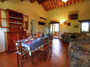 Un comedor con mesa y sillas en Farmhouse with pool, views, en San Quirico dʼOrcia