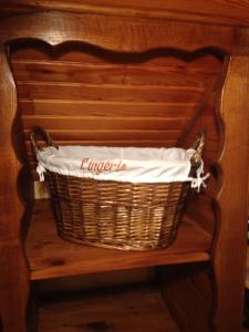 a wicker basket sitting on a wooden shelf at L'Arcouli in Sers