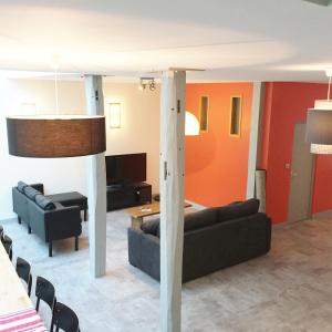 Sala de estar con 2 sofás y mesa en Appartements Rue Lemoine XXL, en Angers