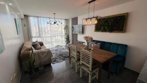 a living room with a dining room table and a couch at Apartamento cerca de Embajada Americana en Quito in Quito