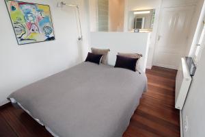 een kleine slaapkamer met een bed in een kamer bij Le Home in Maastricht