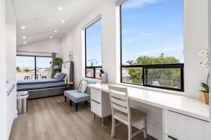 Ένα ή περισσότερα κρεβάτια σε δωμάτιο στο #Marbella Lane - Luxi 4BR Haven with Skyscape Views