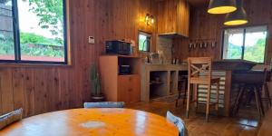 Η κουζίνα ή μικρή κουζίνα στο コテージフラミンゴ +24 φωτογραφίες