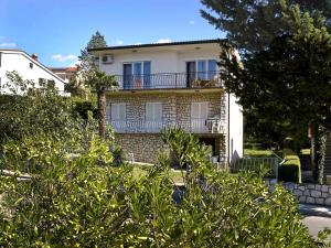 una casa con balcone sul lato di Apartment Marijana, Free Parking a Selce