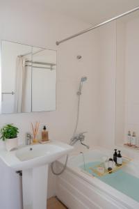 Ένα μπάνιο στο THE CHIBANA RESIDENCE -Luxury Stay near Sunset Beach- +49 φωτογραφίες