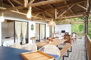 une salle à manger avec une table et des chaises dans l'établissement Eco Finca El Guadual - casa completa, à Manizales